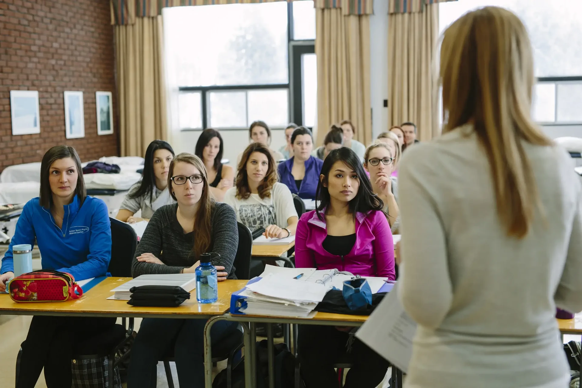 Enseignante s'adressant au groupe pendant un cours à Québec.