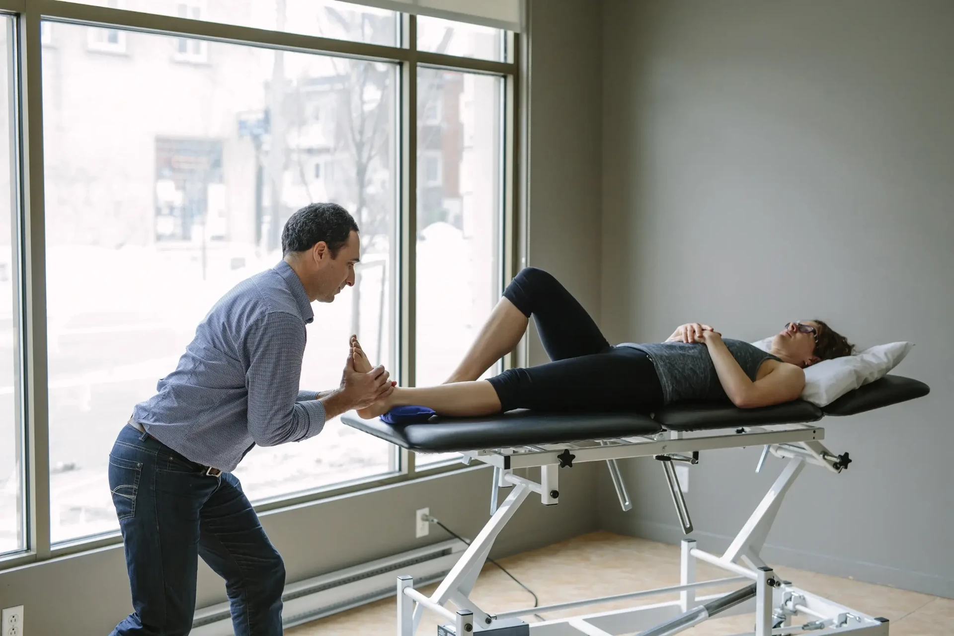 Démonstration de mobilisation de la cheville en salle de pratique.