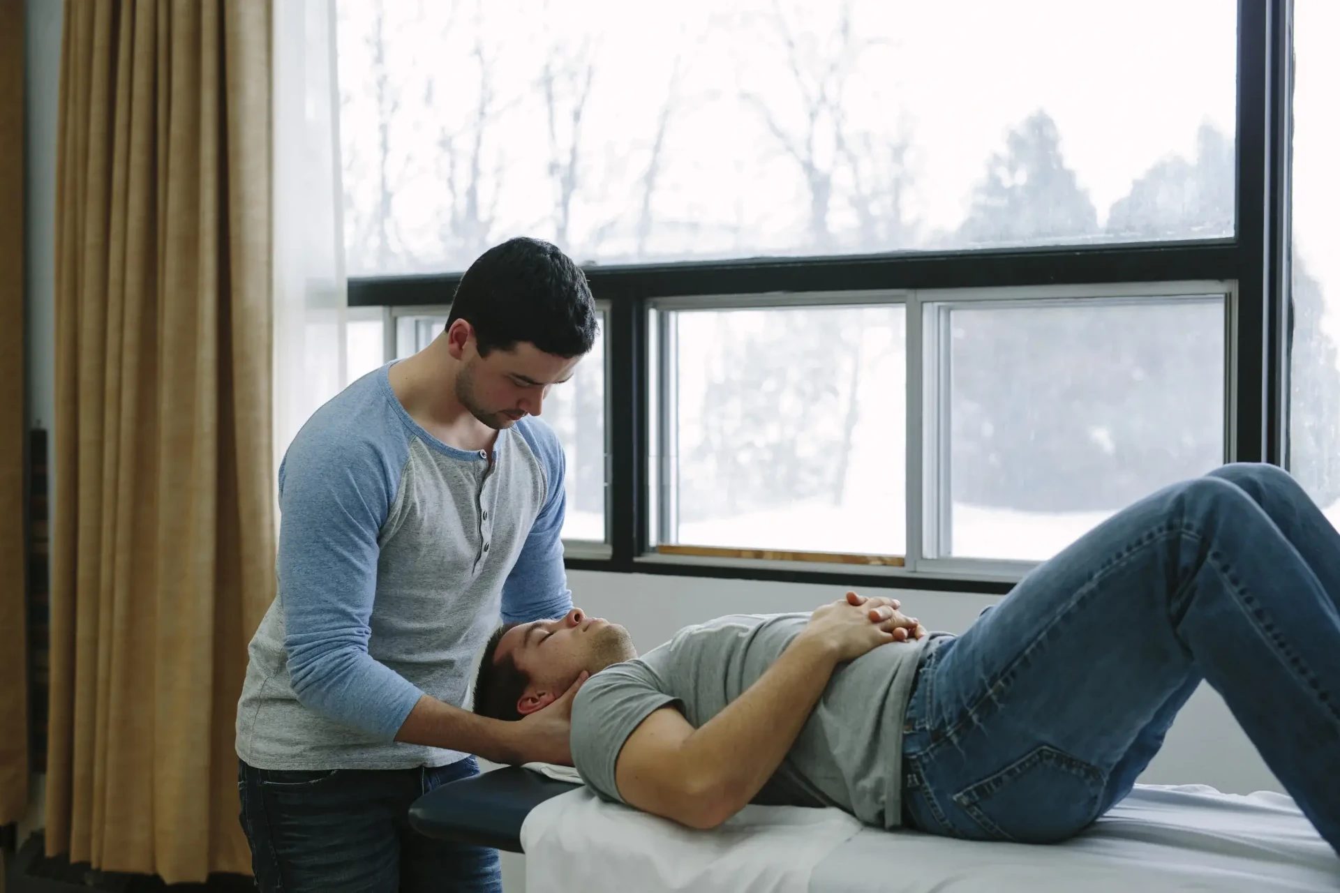 Traitement cervical à la table dans une salle lumineuse de Québec.